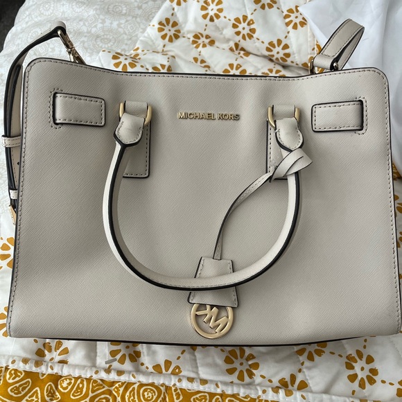 Michael Kors Saffiano Leather purse - Picture 1 of 2